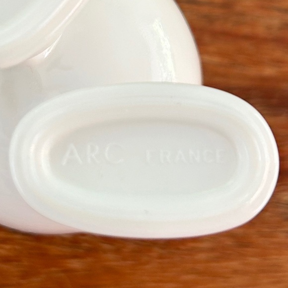 Vintage Arc International France - Happy Face Footed Milk Glass Egg Cup - Picture 13 of 14